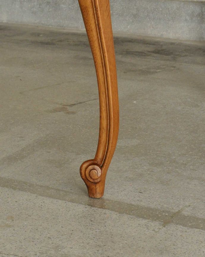 アンティークのテーブル　アンティーク家具　フランスのアンティーク家具、パーケット柄が美しい伸張式のドローリーフテーブル。持ち上げなくても移動できます！Handleのアンティークは、脚の裏にフェルトキーパーをお付けしていますので、持ち上げなくても床を滑らせて移動させることが出来ます。(j-2051-f)