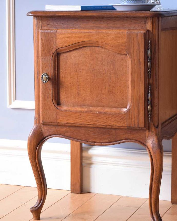 アンティークのキャビネット　アンティーク家具　フランスで見つけた猫脚アンティーク家具、脚の長いナイトテーブル。どこにでも置けるサイズが魅力ベッドやソファの横など、どこにでもちょこんと置ける小さなサイズ。(j-2052-f)