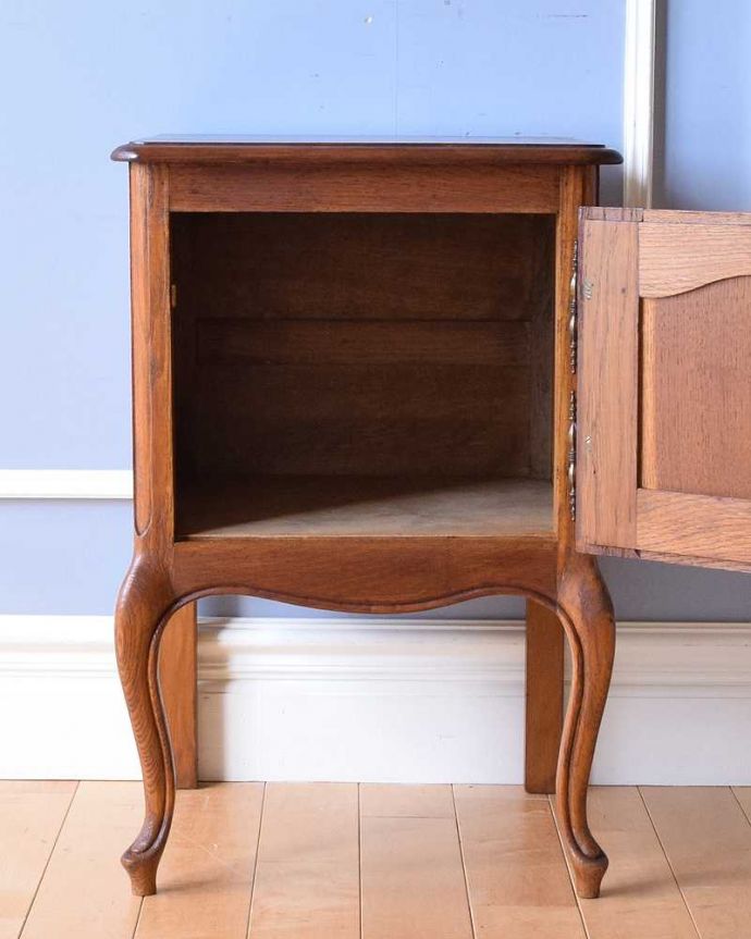 アンティークのキャビネット　アンティーク家具　フランスで見つけた猫脚アンティーク家具、脚の長いナイトテーブル。扉を開けて中を見ると･･･こんな感じにキレイに仕上げました。(j-2052-f)