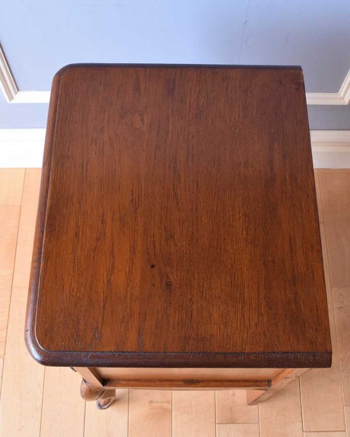 アンティークのキャビネット　アンティーク家具　フランスで見つけた猫脚アンティーク家具、脚の長いナイトテーブル。上から見てみると･･･天板もこんな感じに仕上がっています。(j-2052-f)