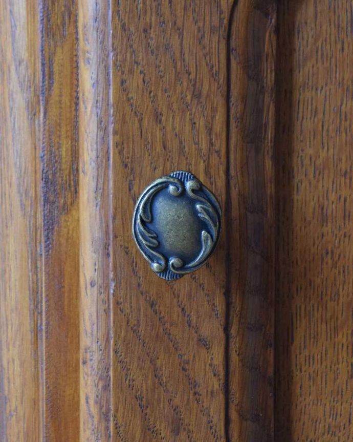 アンティークのキャビネット　アンティーク家具　フランスで見つけた猫脚アンティーク家具、脚の長いナイトテーブル。取っ手のデザインも優雅フランスらしさは取っ手のデザインにも。(j-2052-f)