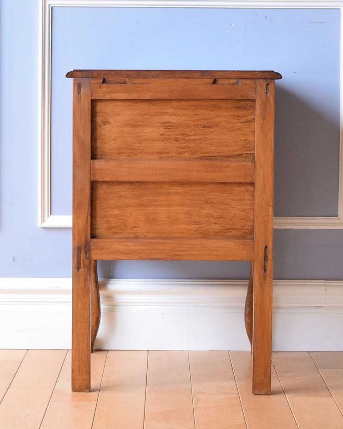 アンティークのキャビネット　アンティーク家具　フランスで見つけた猫脚アンティーク家具、脚の長いナイトテーブル。後ろから見ても･･･アンティークは新品ではないので、もちろん経年変化によるキズはありますが、専門の職人がお直しをしているので、後ろ姿もキレイです。(j-2052-f)