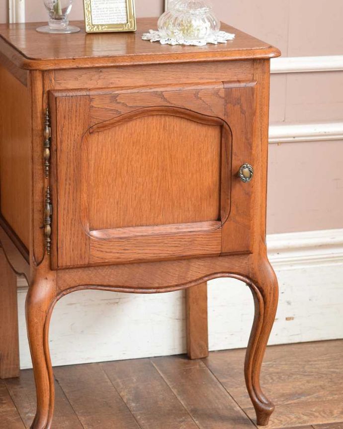 アンティークのキャビネット　アンティーク家具　ナイトテーブルにおススメ、フランスから届いた小さなアンティーク家具。どこにでも置けるサイズが魅力ベッドやソファの横など、どこにでも置けるコンパクトさ。(j-2053-f)