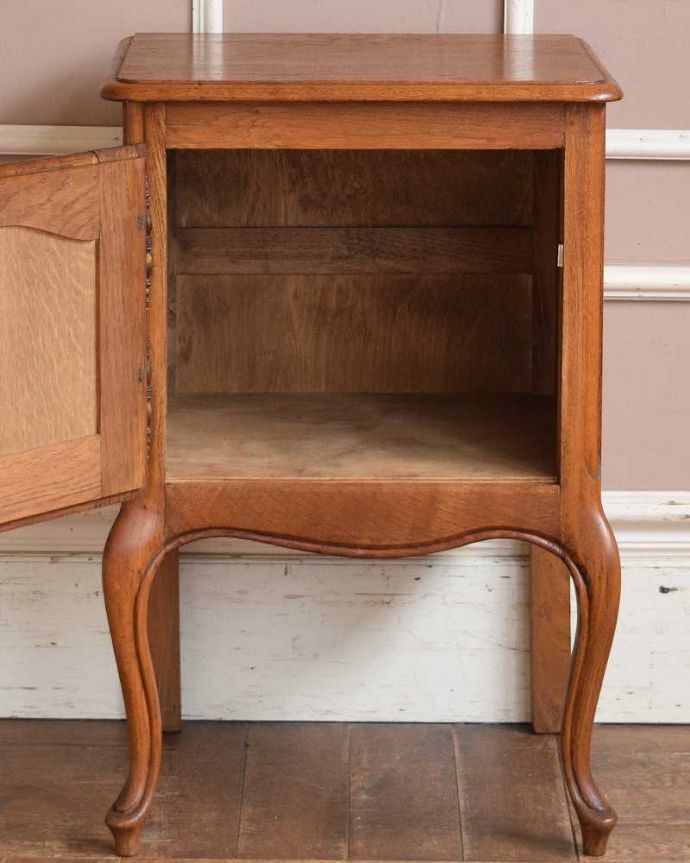 アンティークのキャビネット　アンティーク家具　ナイトテーブルにおススメ、フランスから届いた小さなアンティーク家具。扉を開けて中を見ると･･･専門の職人が仕上げたので中もキレイです。(j-2053-f)