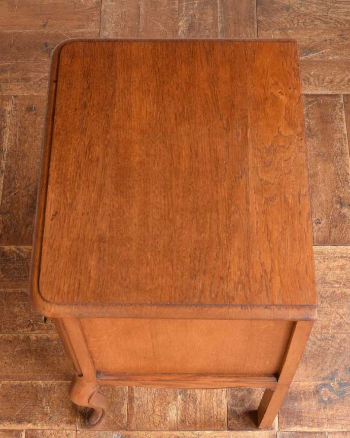 アンティークのキャビネット　アンティーク家具　ナイトテーブルにおススメ、フランスから届いた小さなアンティーク家具。上から見てみると･･･修復の際、天板の塗装もキレイに仕上げました。(j-2053-f)