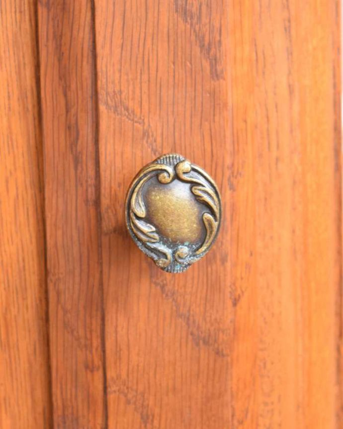 アンティークのキャビネット　アンティーク家具　ナイトテーブルにおススメ、フランスから届いた小さなアンティーク家具。取っ手のデザインも優雅フランスらしさは取っ手のデザインにも。(j-2053-f)