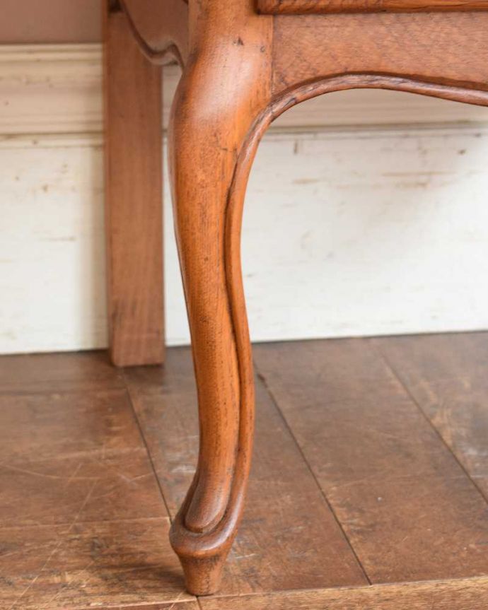 アンティークのキャビネット　アンティーク家具　ナイトテーブルにおススメ、フランスから届いた小さなアンティーク家具。女性1人でラクラク運べちゃう仕掛けHandleのアンティークの脚の裏にはフェルトキーパーが付いているんです。(j-2053-f)