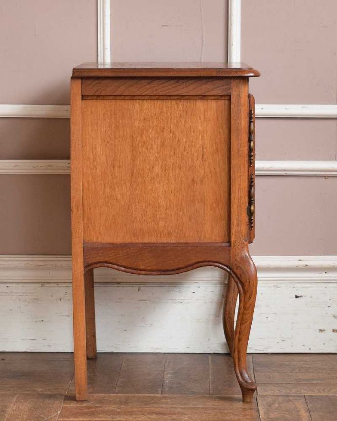 アンティークのキャビネット　アンティーク家具　ナイトテーブルにおススメ、フランスから届いた小さなアンティーク家具。横から見ても美しいんです正面はもちろん、横顔だってフランスらしく美しいです。(j-2053-f)