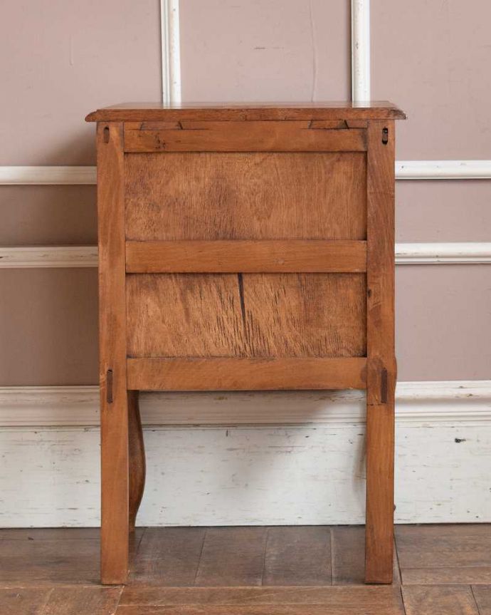 アンティークのキャビネット　アンティーク家具　ナイトテーブルにおススメ、フランスから届いた小さなアンティーク家具。後ろから見ても･･･アンティークは新品ではないので、もちろん経年変化によるキズはありますが、専門の職人がお直しをしているので、後ろ姿もキレイです。(j-2053-f)