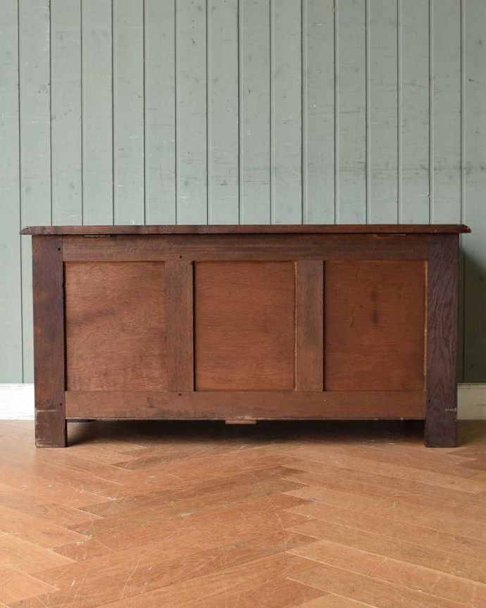 ブランケットボックス・収納ボックス アンティーク家具 ゴージャスな彫りがたっぷり刻まれた、英国アンティークの木製コファ。後ろ姿にも自信アリ!アンティークは新品ではないので、もちろん経年変化によるキズはありますが、専門の職人が修復しました。(j-2055-f)