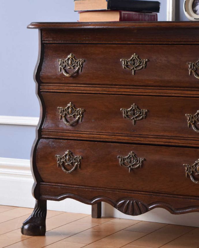 アンティークのチェスト　アンティーク家具　フランススタイルを便利に楽しむ、小ぶりな３段チェスト（コモード）。「見せる収納」だから、置く場所を選びません！チェストと言ってもデザインがステキだから、収納だけじゃなくて見ても楽しめる具なんです。(j-2058-f)