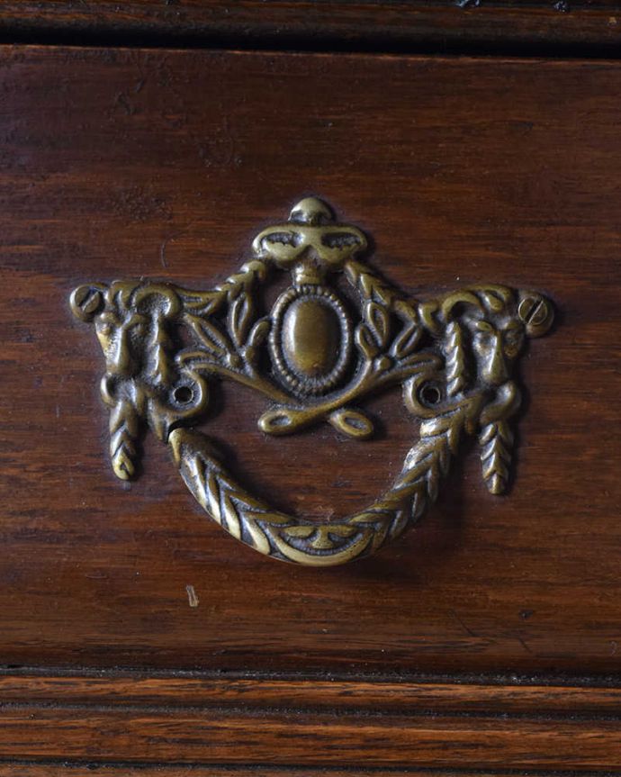 アンティークのチェスト　アンティーク家具　フランススタイルを便利に楽しむ、小ぶりな３段チェスト（コモード）。開ける度にワクワクする取っ手フランスらしい優雅なデザインは取っ手にも。(j-2058-f)