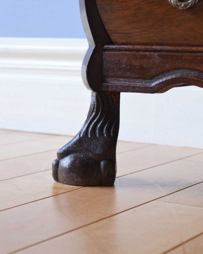 アンティークのチェスト　アンティーク家具　フランススタイルを便利に楽しむ、小ぶりな３段チェスト（コモード）。女性1人でラクラク運べちゃう仕掛けHandleのアンティークは、脚の裏にフェルトキーパーをお付けしています。(j-2058-f)