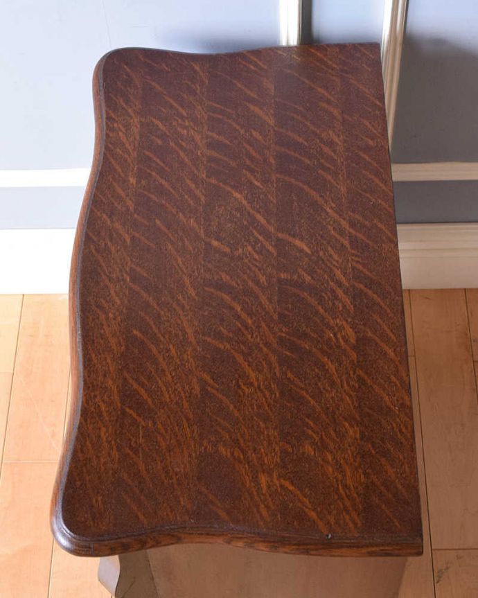 アンティークのチェスト　アンティーク家具　フランススタイルを便利に楽しむ、小ぶりな３段チェスト（コモード）。何を置こうかな･･･？上から見ると、天板はこんな感じで塗装もキレイに仕上げました。(j-2058-f)