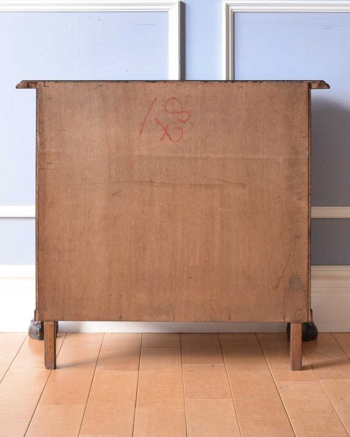 アンティークのチェスト　アンティーク家具　フランススタイルを便利に楽しむ、小ぶりな３段チェスト（コモード）。修復したので後姿もキレイですアンティークは新品ではないので、もちろん経年変化によるキズはありますが、専門の職人がキレイに修復したので、後ろ姿もキレイです。(j-2058-f)