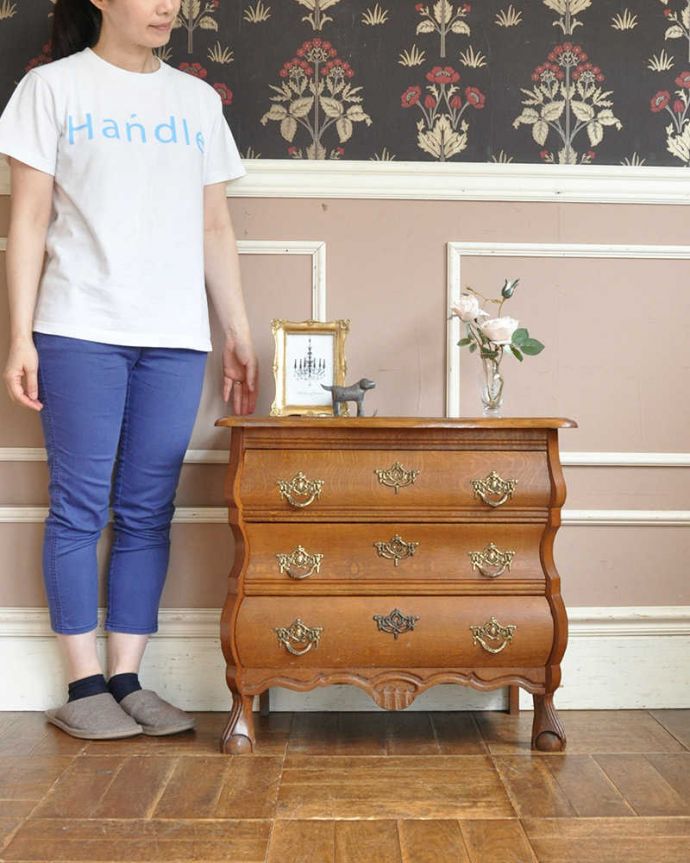 アンティークのチェスト アンティーク家具 フランスから届いた小さなアンティーク家具、コンパクトな3段チェスト(コモード)。美しい曲線美がフランスらしいんです。(j-2059-f)