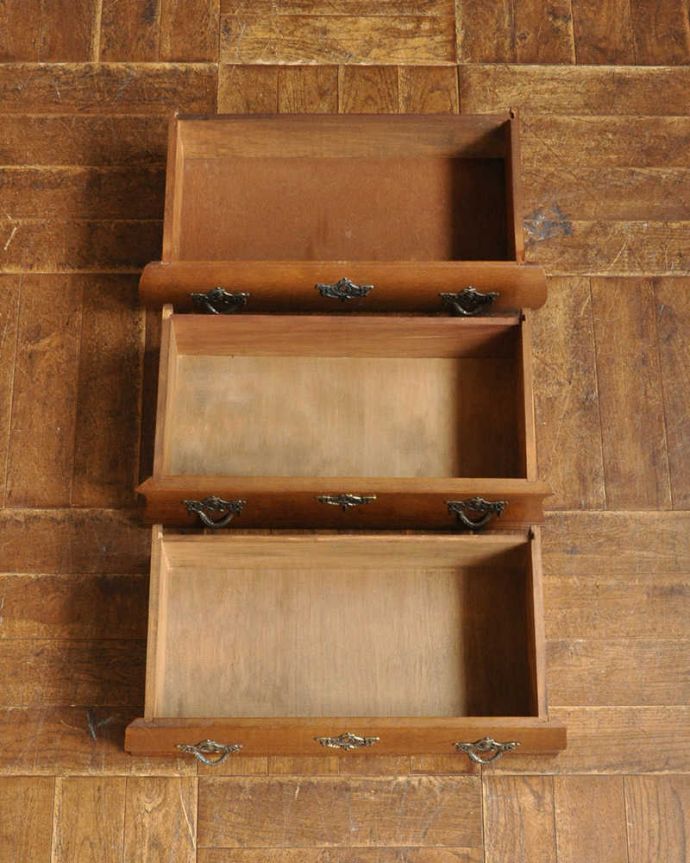 アンティークのチェスト アンティーク家具 フランスから届いた小さなアンティーク家具、コンパクトな3段チェスト(コモード)。キレイに修復したので、何を入れてもOKです。(j-2059-f)