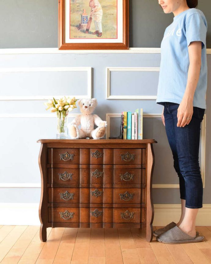 アンティークのチェスト　アンティーク家具　フランスの香り漂うアンティーク、ウェーブが華やかなゴージャスな4段チェスト（コモード）。美しい曲線美がフランスらしいんです。(j-2060-f)