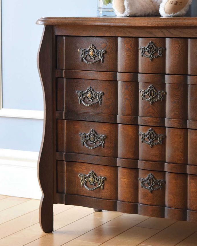 アンティークのチェスト　アンティーク家具　フランスの香り漂うアンティーク、ウェーブが華やかなゴージャスな4段チェスト（コモード）。「見せる収納」だから、置く場所を選びません！チェストと言ってもデザインがステキだから、収納だけじゃなくて見ても楽しめる具なんです。(j-2060-f)