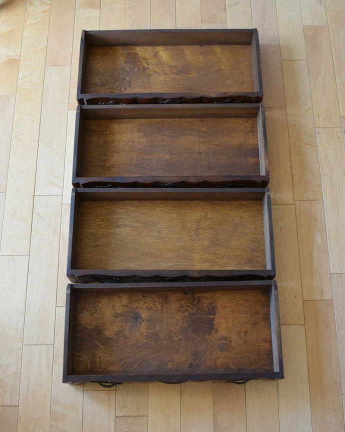 アンティークのチェスト　アンティーク家具　フランスの香り漂うアンティーク、ウェーブが華やかなゴージャスな4段チェスト（コモード）。キレイに修復したので、何を入れてもOKです。(j-2060-f)