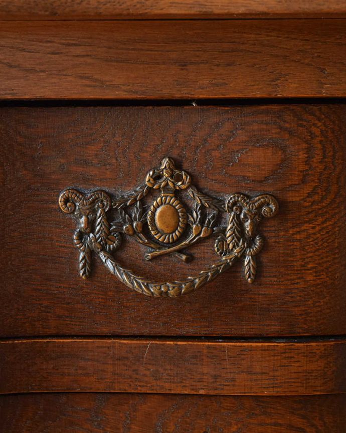 アンティークのチェスト　アンティーク家具　フランスの香り漂うアンティーク、ウェーブが華やかなゴージャスな4段チェスト（コモード）。開ける度にワクワクする取っ手フランスらしい優雅なデザインは取っ手にも。(j-2060-f)