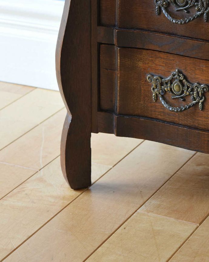 アンティークのチェスト　アンティーク家具　フランスの香り漂うアンティーク、ウェーブが華やかなゴージャスな4段チェスト（コモード）。女性1人でラクラク運べちゃう仕掛けHandleのアンティークは、脚の裏にフェルトキーパーをお付けしています。(j-2060-f)