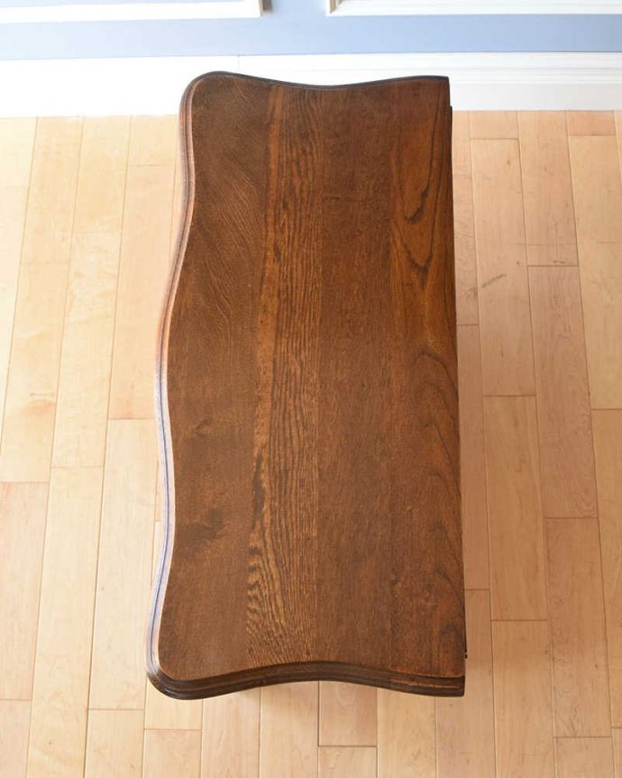 アンティークのチェスト　アンティーク家具　フランスの香り漂うアンティーク、ウェーブが華やかなゴージャスな4段チェスト（コモード）。何を置こうかな･･･？上から見ると、天板はこんな感じで塗装もキレイに仕上げました。(j-2060-f)