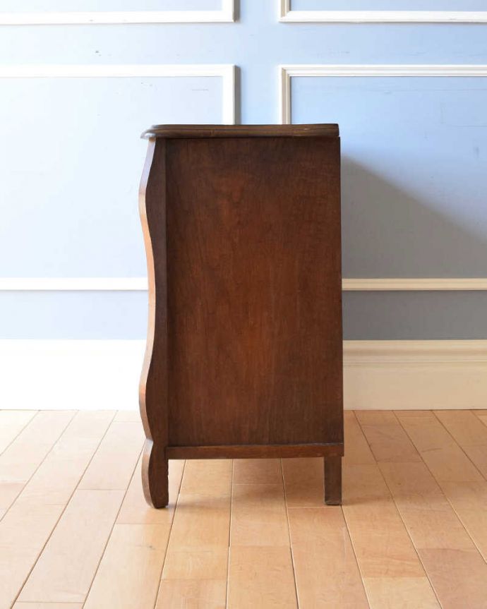 アンティークのチェスト　アンティーク家具　フランスの香り漂うアンティーク、ウェーブが華やかなゴージャスな4段チェスト（コモード）。横から見てもステキ横から見るとこんな感じ。(j-2060-f)