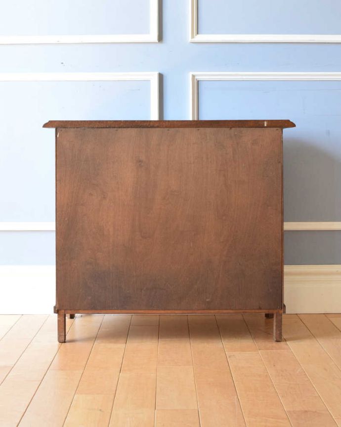 アンティークのチェスト　アンティーク家具　フランスの香り漂うアンティーク、ウェーブが華やかなゴージャスな4段チェスト（コモード）。修復したので後姿もキレイですアンティークは新品ではないので、もちろん経年変化によるキズはありますが、専門の職人がキレイに修復したので、後ろ姿もキレイです。(j-2060-f)