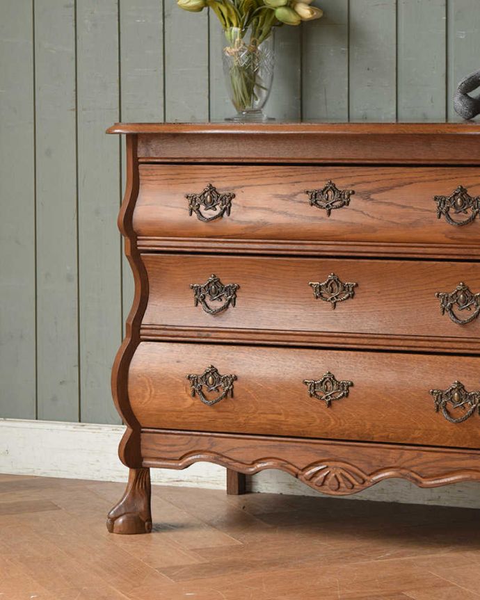 アンティークのチェスト アンティーク家具 フランスの優雅な収納家具、アンティークの3段チェスト(コモード)。「見せる収納」だから、置く場所を選びません!チェストと言ってもデザインがステキだから、収納だけじゃなくて見ても楽しめる具なんです。(j-2061-f)