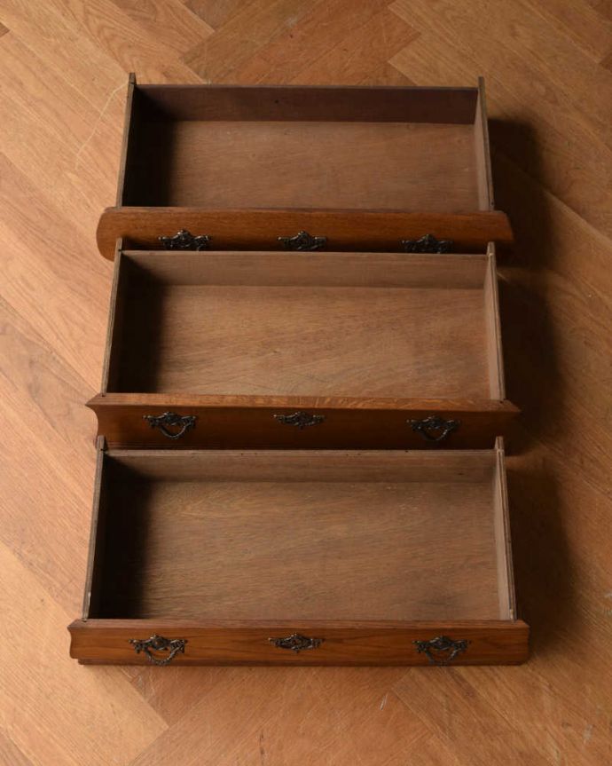 アンティークのチェスト アンティーク家具 フランスの優雅な収納家具、アンティークの3段チェスト(コモード)。キレイに修復したので、何を入れてもOKです。(j-2061-f)