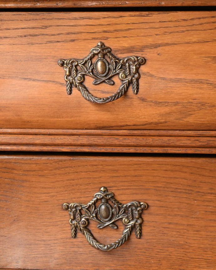 アンティークのチェスト アンティーク家具 フランスの優雅な収納家具、アンティークの3段チェスト(コモード)。開ける度にワクワクする取っ手フランスらしい優雅なデザインは取っ手にも。(j-2061-f)