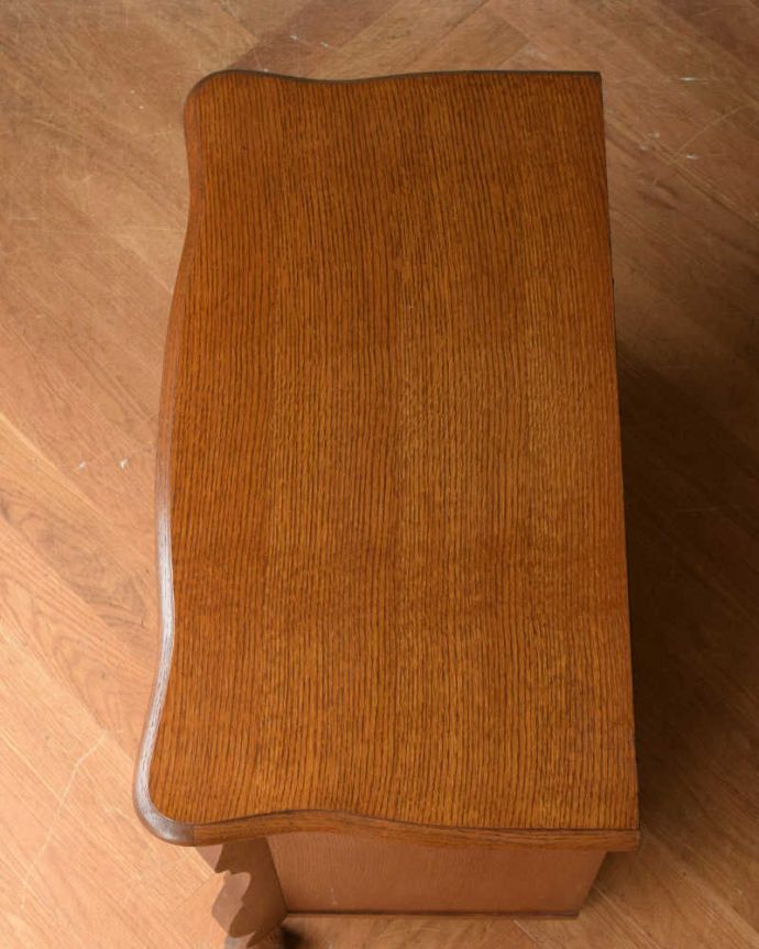 アンティークのチェスト アンティーク家具 フランスの優雅な収納家具、アンティークの3段チェスト(コモード)。何を置こうかな・・・?上から見ると、天板はこんな感じで塗装もキレイに仕上げました。(j-2061-f)