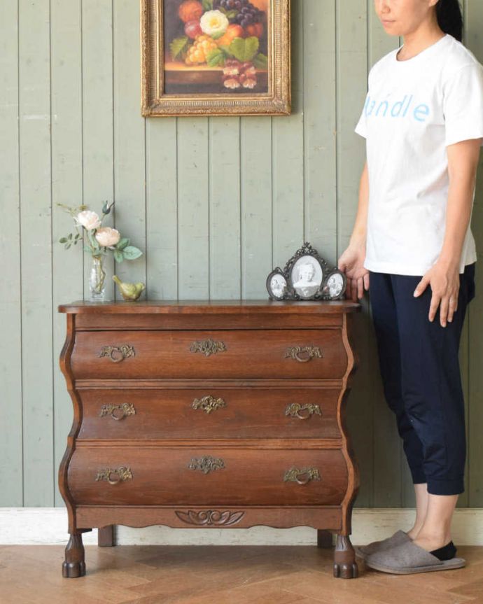 アンティークのチェスト　アンティーク家具　優雅なフォルムのフレンチアンティーク家具、小ぶりな３段チェスト（コモード）。美しい曲線美がフランスらしいんです。(j-2062-f)
