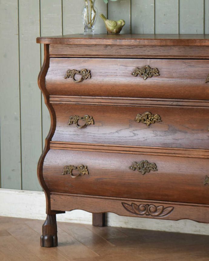 アンティークのチェスト　アンティーク家具　優雅なフォルムのフレンチアンティーク家具、小ぶりな３段チェスト（コモード）。「見せる収納」だから、置く場所を選びません！チェストと言ってもデザインがステキだから、収納だけじゃなくて見ても楽しめる具なんです。(j-2062-f)