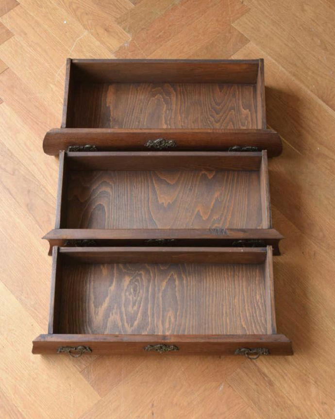 アンティークのチェスト　アンティーク家具　優雅なフォルムのフレンチアンティーク家具、小ぶりな３段チェスト（コモード）。キレイに修復したので、何を入れてもOKです。(j-2062-f)