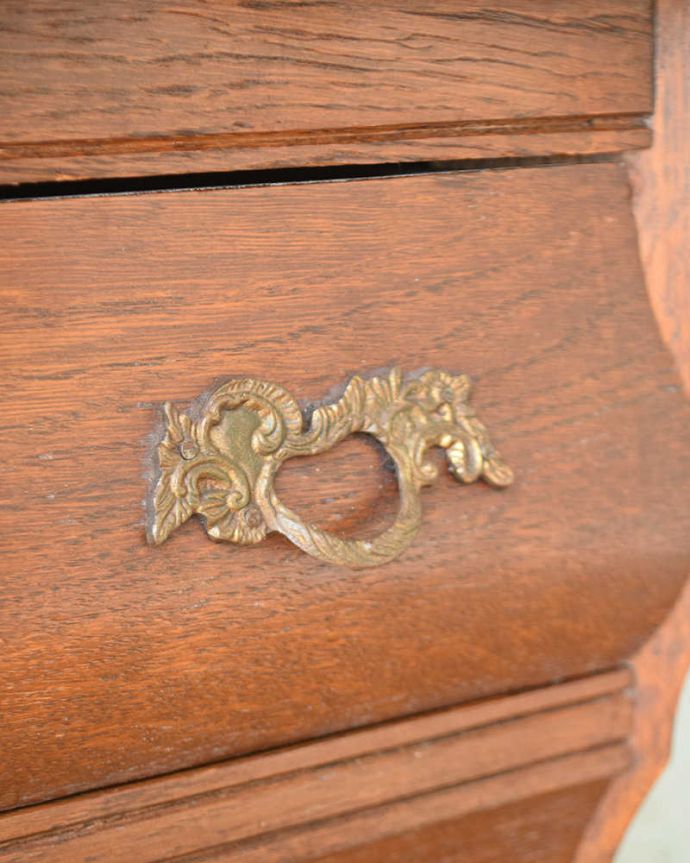アンティークのチェスト　アンティーク家具　優雅なフォルムのフレンチアンティーク家具、小ぶりな３段チェスト（コモード）。開ける度にワクワクする取っ手フランスらしい優雅なデザインは取っ手にも。(j-2062-f)