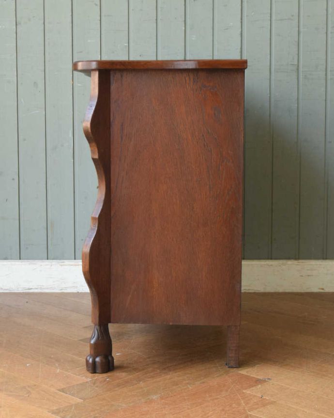 アンティークのチェスト　アンティーク家具　優雅なフォルムのフレンチアンティーク家具、小ぶりな３段チェスト（コモード）。横から見てもステキ横から見るとこんな感じ。(j-2062-f)