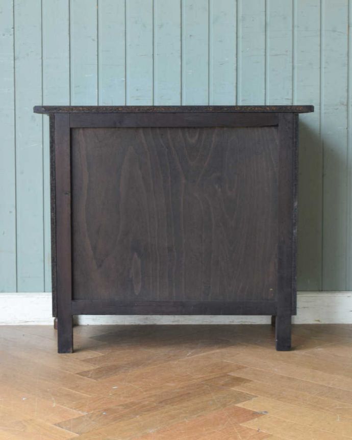 アンティークのチェスト　アンティーク家具　優雅なフォルムのフレンチアンティーク家具、小ぶりな３段チェスト（コモード）。修復したので後姿もキレイですアンティークは新品ではないので、もちろん経年変化によるキズはありますが、専門の職人がキレイに修復したので、後ろ姿もキレイです。(j-2062-f)