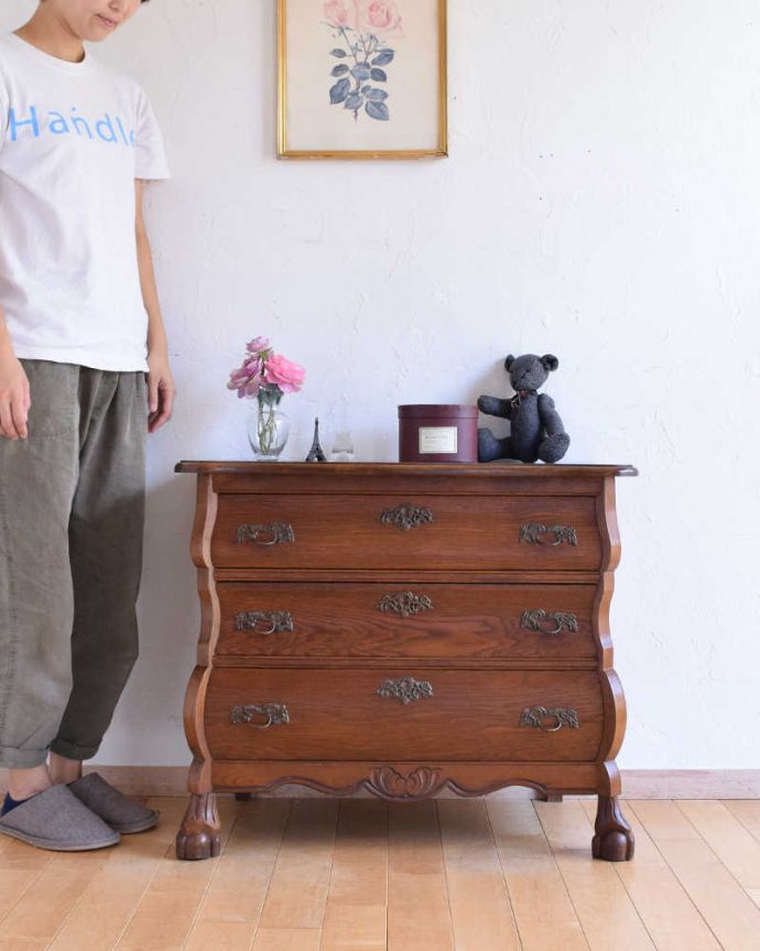 アンティークのチェスト アンティーク家具 フランススタイルの優雅なアンティーク家具、濃い茶色の3段チェスト(コモード)。美しい曲線美がフランスらしいんです。(j-2063-f)