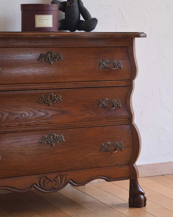 アンティークのチェスト アンティーク家具 フランススタイルの優雅なアンティーク家具、濃い茶色の3段チェスト(コモード)。「見せる収納」だから、置く場所を選びません!チェストと言ってもデザインがステキだから、収納だけじゃなくて見ても楽しめる具なんです。(j-2063-f)