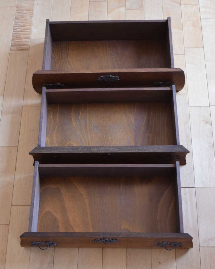 アンティークのチェスト アンティーク家具 フランススタイルの優雅なアンティーク家具、濃い茶色の3段チェスト(コモード)。キレイに修復したので、何を入れてもOKです。(j-2063-f)