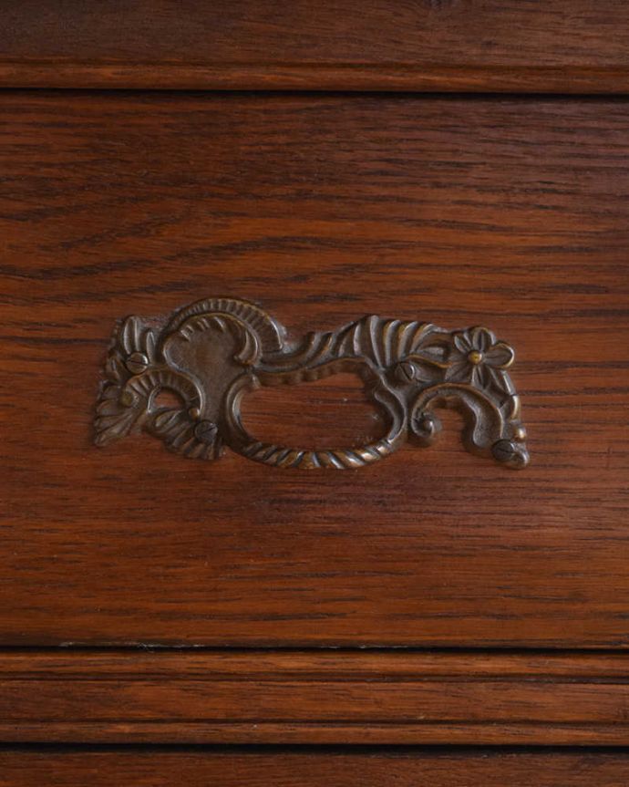 アンティークのチェスト アンティーク家具 フランススタイルの優雅なアンティーク家具、濃い茶色の3段チェスト(コモード)。開ける度にワクワクする取っ手フランスらしい優雅なデザインは取っ手にも。(j-2063-f)