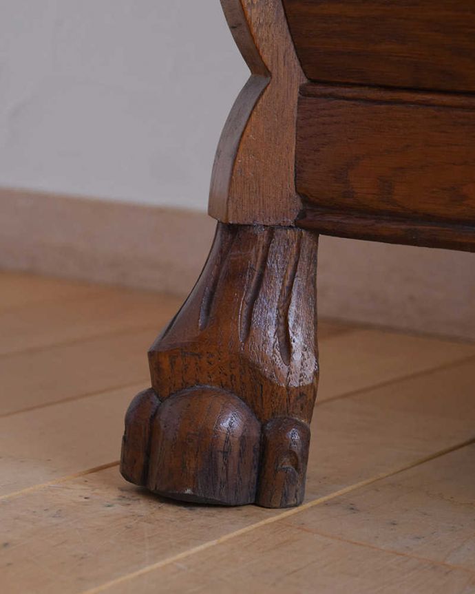 アンティークのチェスト アンティーク家具 フランススタイルの優雅なアンティーク家具、濃い茶色の3段チェスト(コモード)。女性1人でラクラク運べちゃう仕掛けHandleのアンティークは、脚の裏にフェルトキーパーをお付けしています。(j-2063-f)