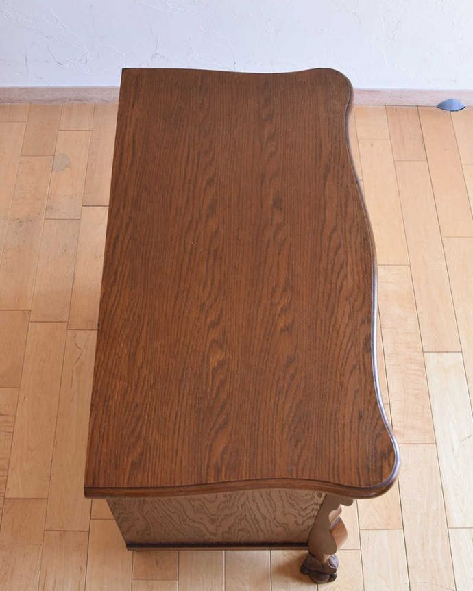 アンティークのチェスト アンティーク家具 フランススタイルの優雅なアンティーク家具、濃い茶色の3段チェスト(コモード)。何を置こうかな・・・?上から見ると、天板はこんな感じで塗装もキレイに仕上げました。(j-2063-f)