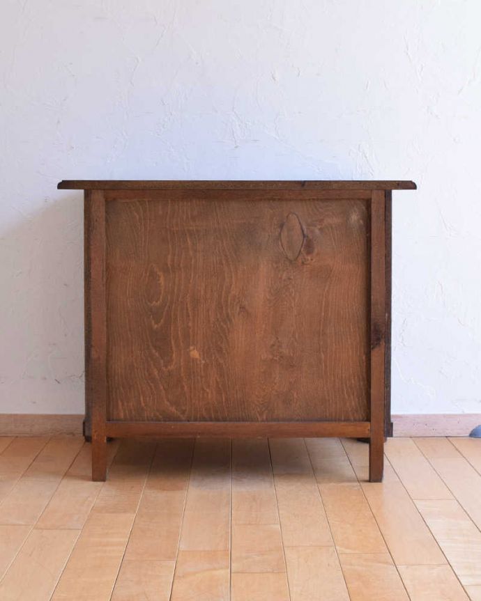 アンティークのチェスト アンティーク家具 フランススタイルの優雅なアンティーク家具、濃い茶色の3段チェスト(コモード)。修復したので後姿もキレイですアンティークは新品ではないので、もちろん経年変化によるキズはありますが、専門の職人がキレイに修復したので、後ろ姿もキレイです。(j-2063-f)