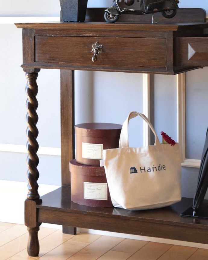 アンティークの玄関収納　アンティーク家具　流れるようなツイスト脚が美しいアンティークのステッキスタンド（傘立て）。玄関を華やかにしてくれる英国デザイン海を渡って来てくれたおかげで、日本ではとても素敵な傘立てとして使えます。(j-2064-f)