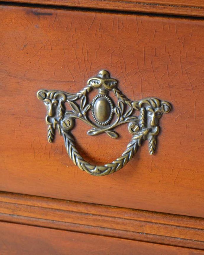 アンティークのチェスト　アンティーク家具　便利にフランススタイルを楽しむ、小ぶりな３段チェスト（コモード）。開ける度にワクワクする取っ手フランスらしい優雅なデザインは取っ手にも。(j-2079-f)