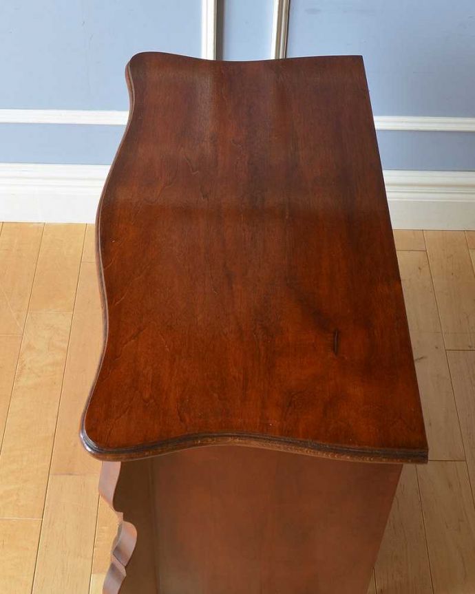 アンティークのチェスト　アンティーク家具　便利にフランススタイルを楽しむ、小ぶりな３段チェスト（コモード）。何を置こうかな･･･？上から見ると、天板はこんな感じで塗装もキレイに仕上げました。(j-2079-f)