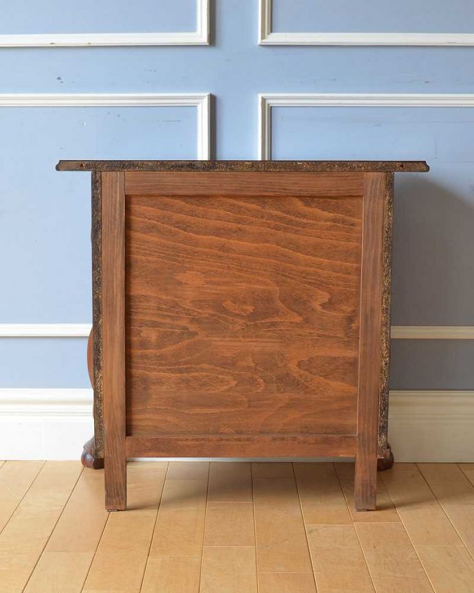 アンティークのチェスト　アンティーク家具　便利にフランススタイルを楽しむ、小ぶりな３段チェスト（コモード）。修復したので後姿もキレイですアンティークは新品ではないので、もちろん経年変化によるキズはありますが、専門の職人がキレイに修復したので、後ろ姿もキレイです。(j-2079-f)